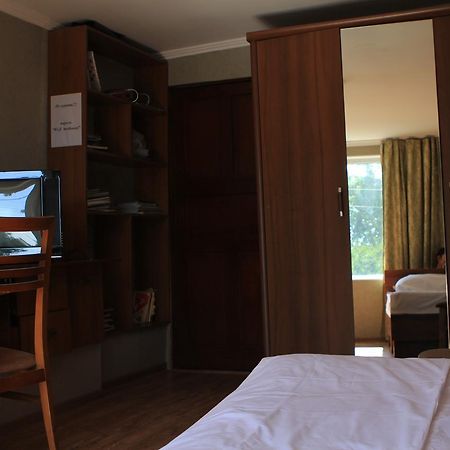 Holiday Hostel House 比什凯克 外观 照片